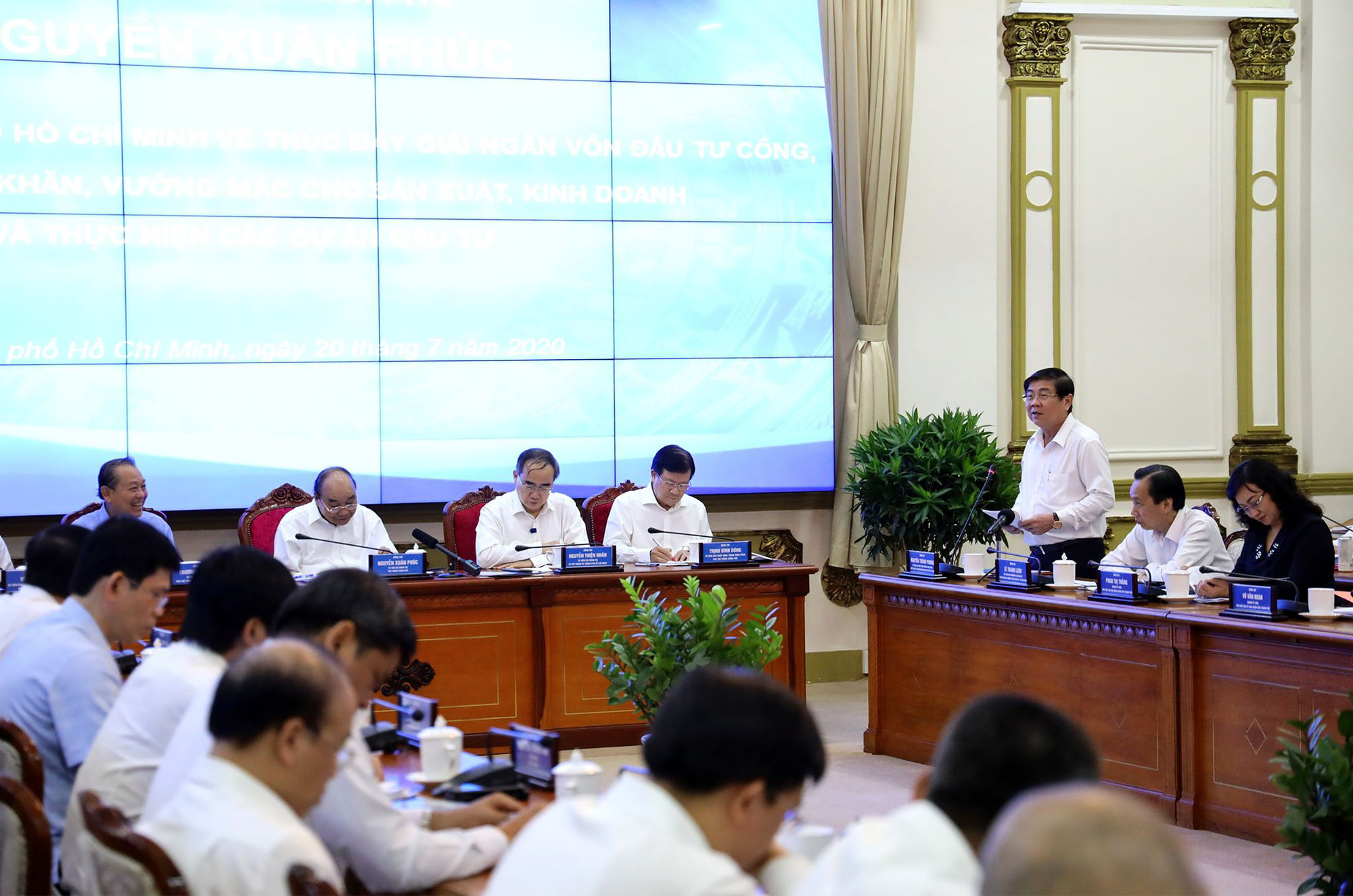 Thủ tướng Nguyễn Xuân Phúc làm việc với lãnh đạo TP HCM - Ảnh 2.