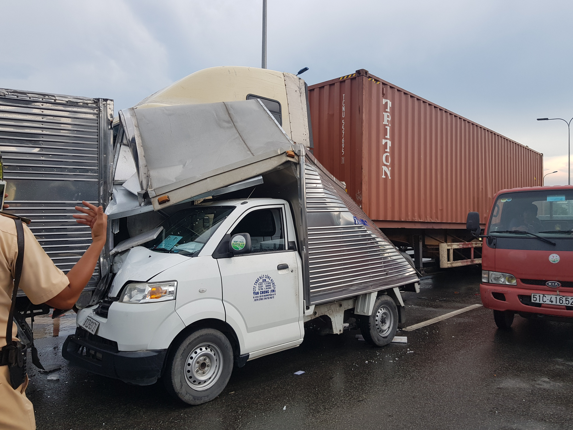 TP HCM: Xe container mất thắng tông liên tiếp 5 xe tải, giao thông ùn tắc