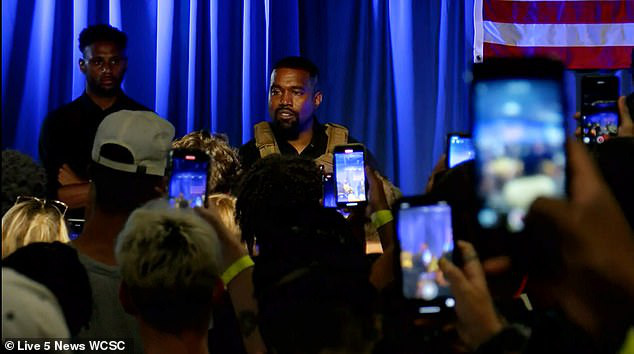 Rapper Kanye West bật kh&oacute;c trong buổi vận động tranh cử tổng thống - Ảnh 2.