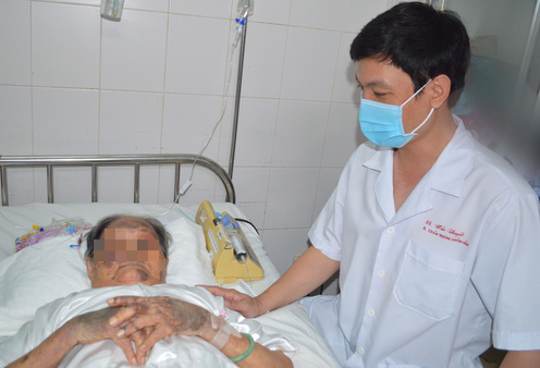 Sau 1 giờ, các bác sĩ giúp cụ bà 94 tuổi té gãy xương đùi được bình phục