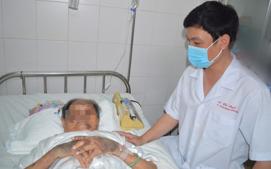 Sau 1 giờ, các bác sĩ giúp cụ bà 94 tuổi té gãy xương đùi được bình phục - Ảnh 2.