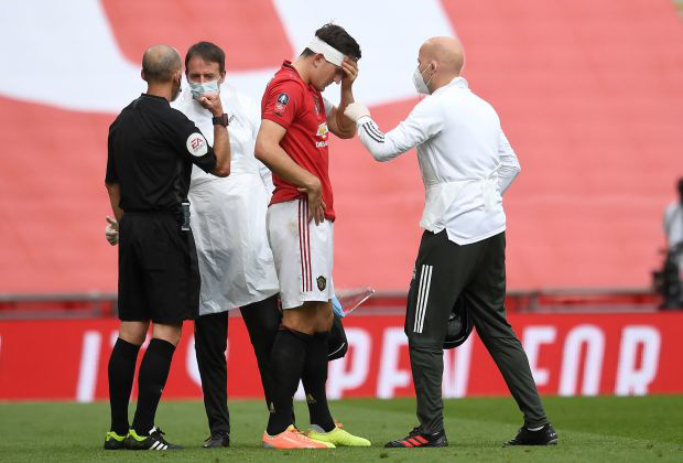 Va chạm kinh hoàng với đồng đội, sao M.U Eric Bailly nhập viện khẩn cấp