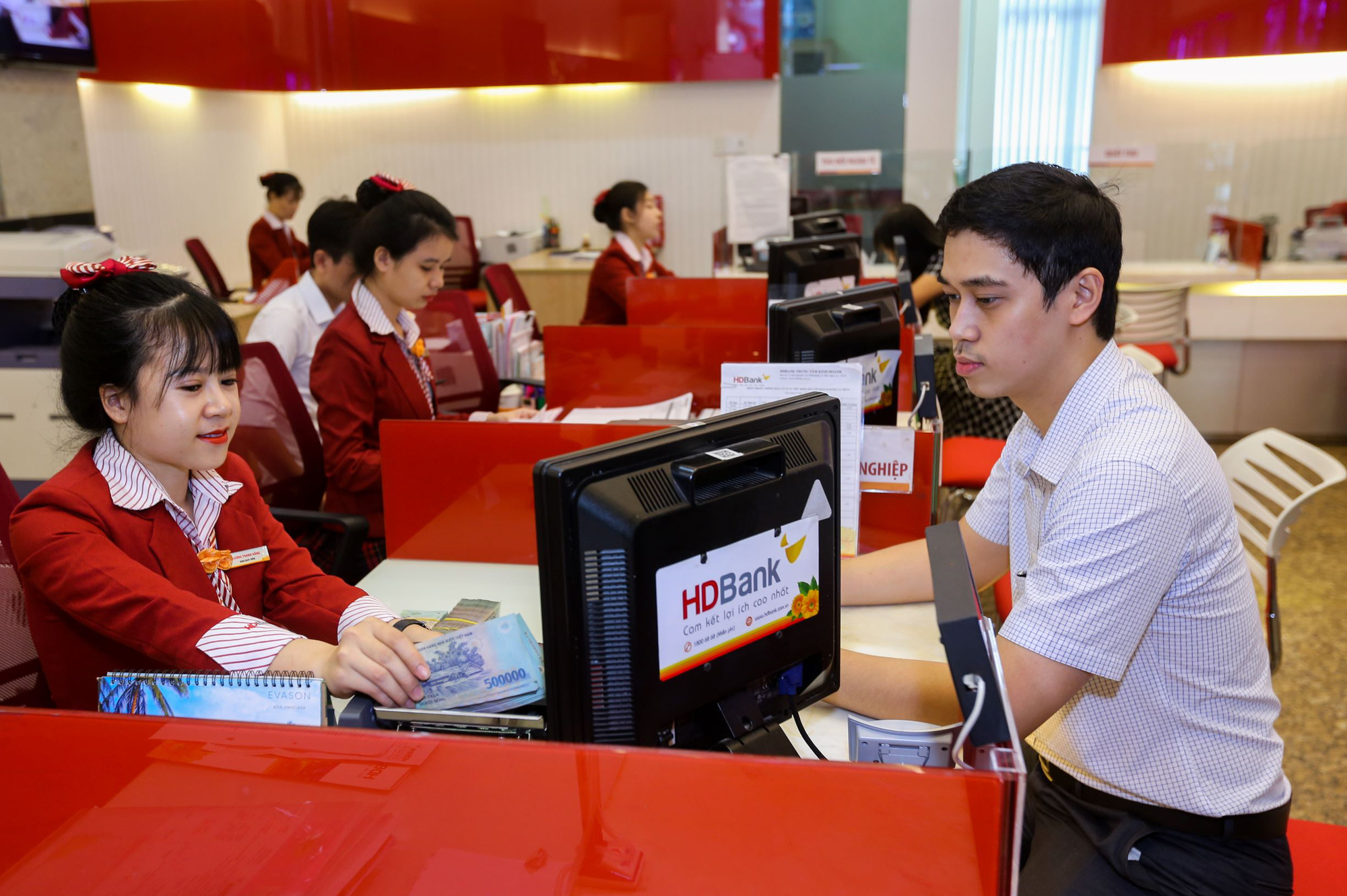 Nhiều ng&acirc;n h&agrave;ng được nới hạn mức cho vay - Ảnh 1.