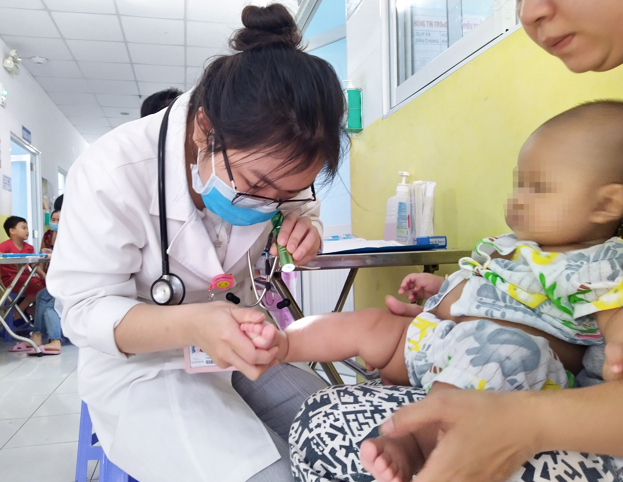 Bệnh tay chân miệng gia tăng trái mùa