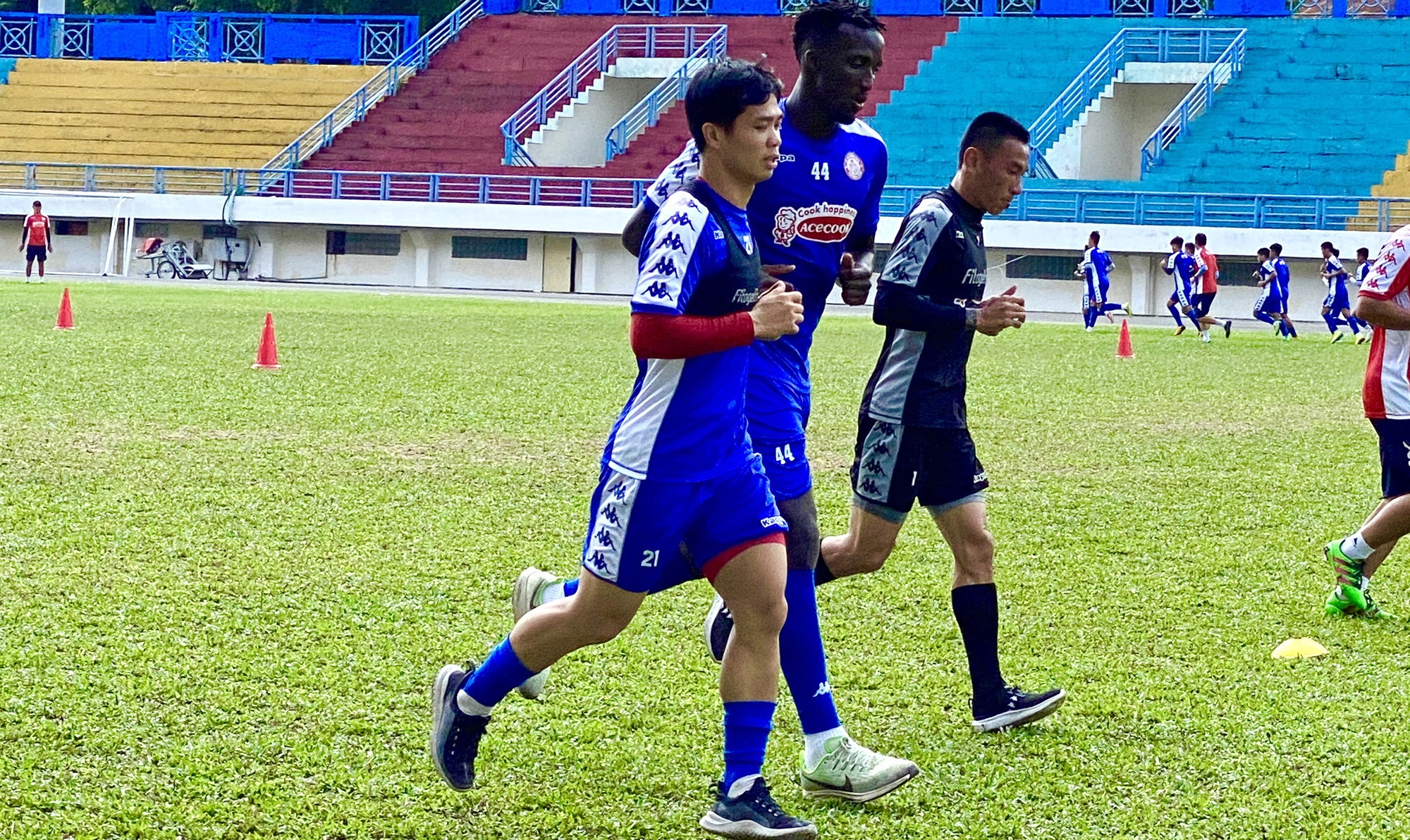C&ocirc;ng Phượng, B&ugrave;i Tiến Dũng r&egrave;n thể lực đấu H&agrave; Nội FC - Ảnh 3.