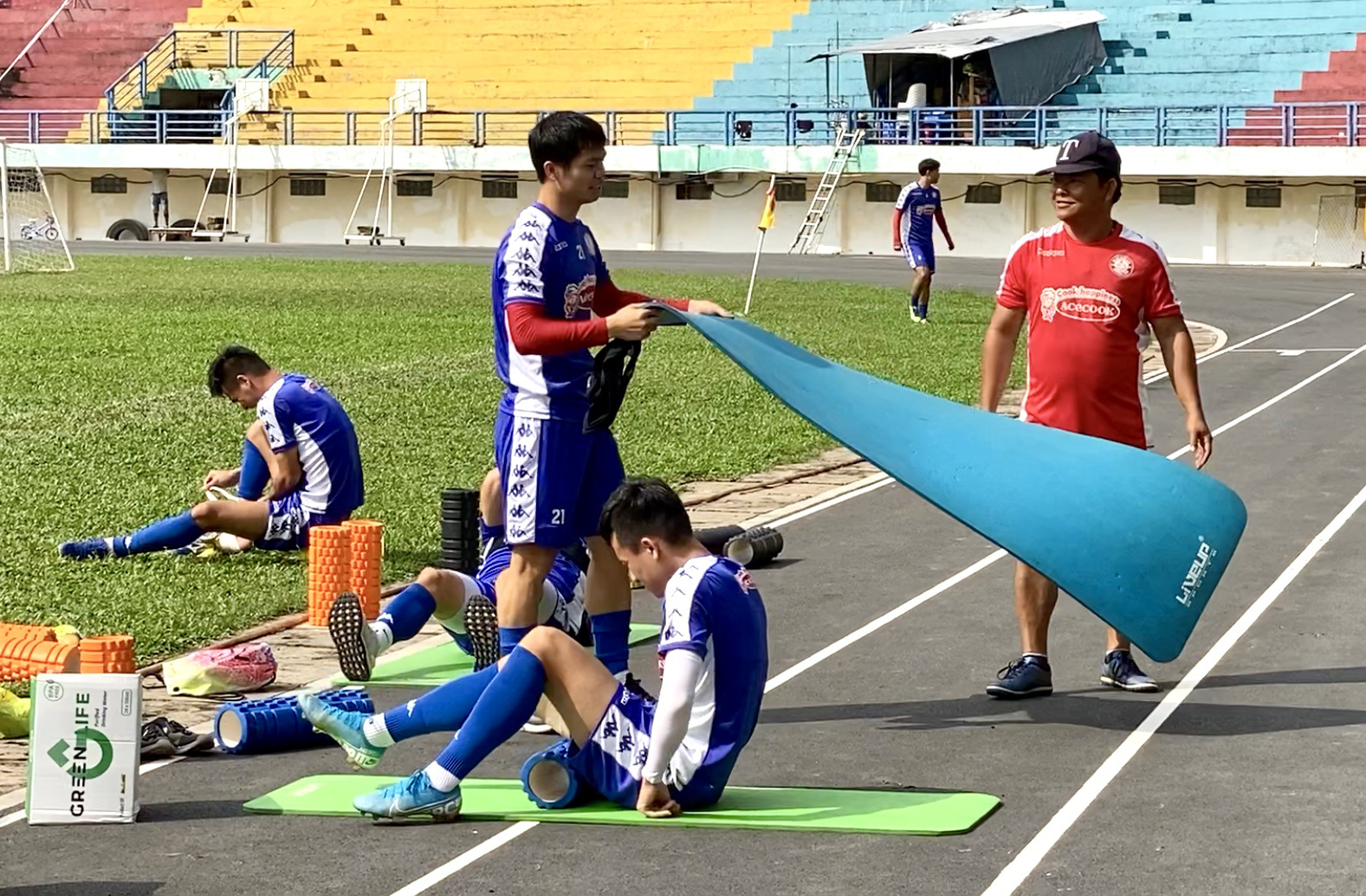 C&ocirc;ng Phượng, B&ugrave;i Tiến Dũng r&egrave;n thể lực đấu H&agrave; Nội FC - Ảnh 1.