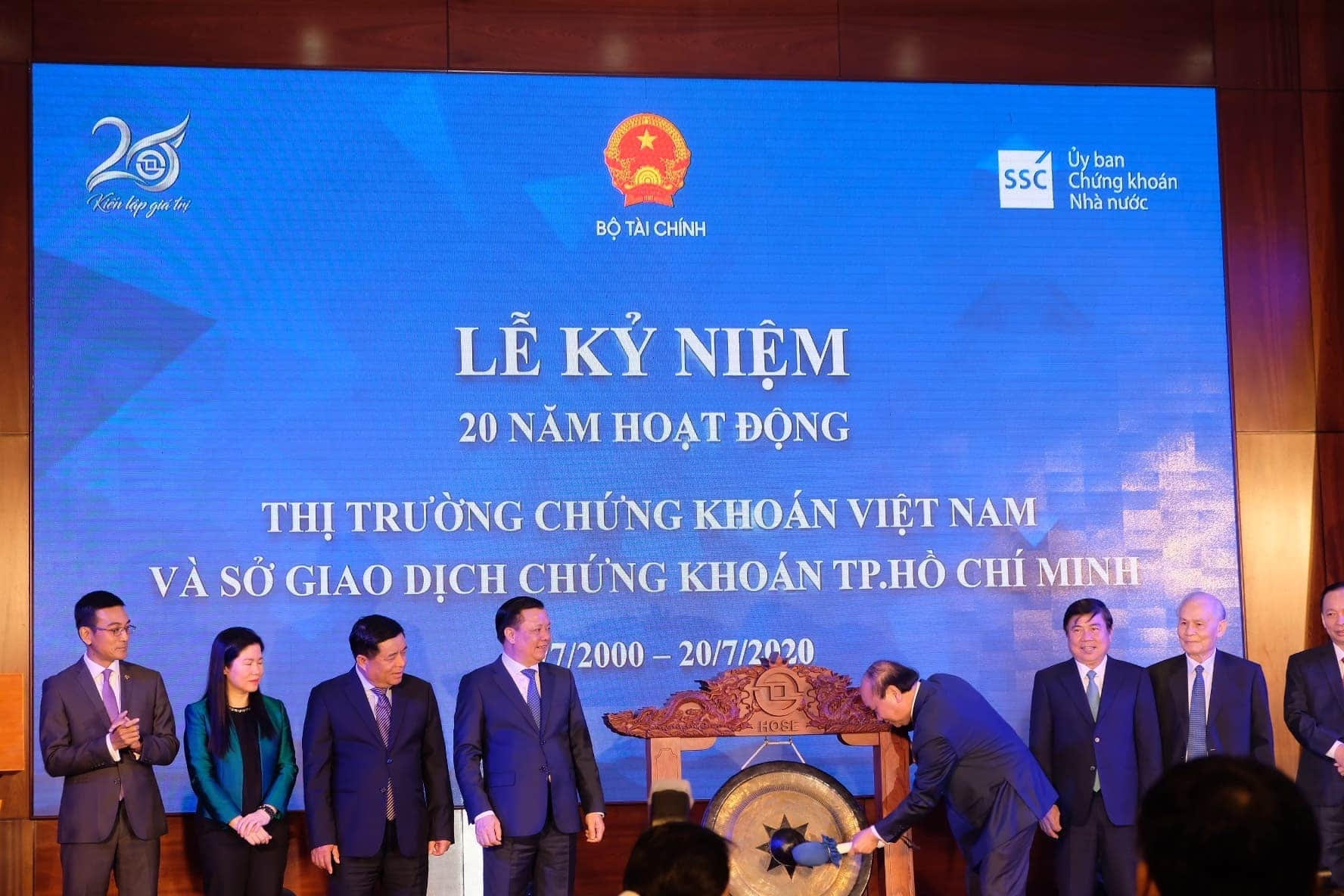 Thủ tướng ca ngợi chứng khoán Việt Nam hồi phục nhanh nhất thế giới
