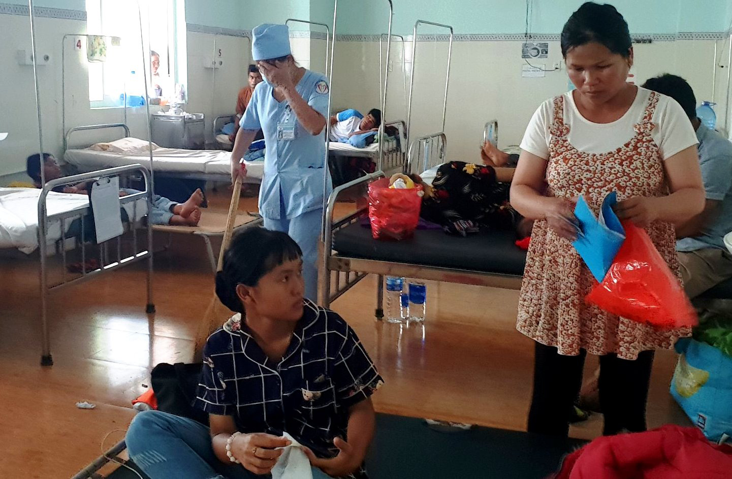 Sau tiệc cưới v&agrave; t&acirc;n gia, h&agrave;ng chục người nhập viện cấp cứu - Ảnh 3.