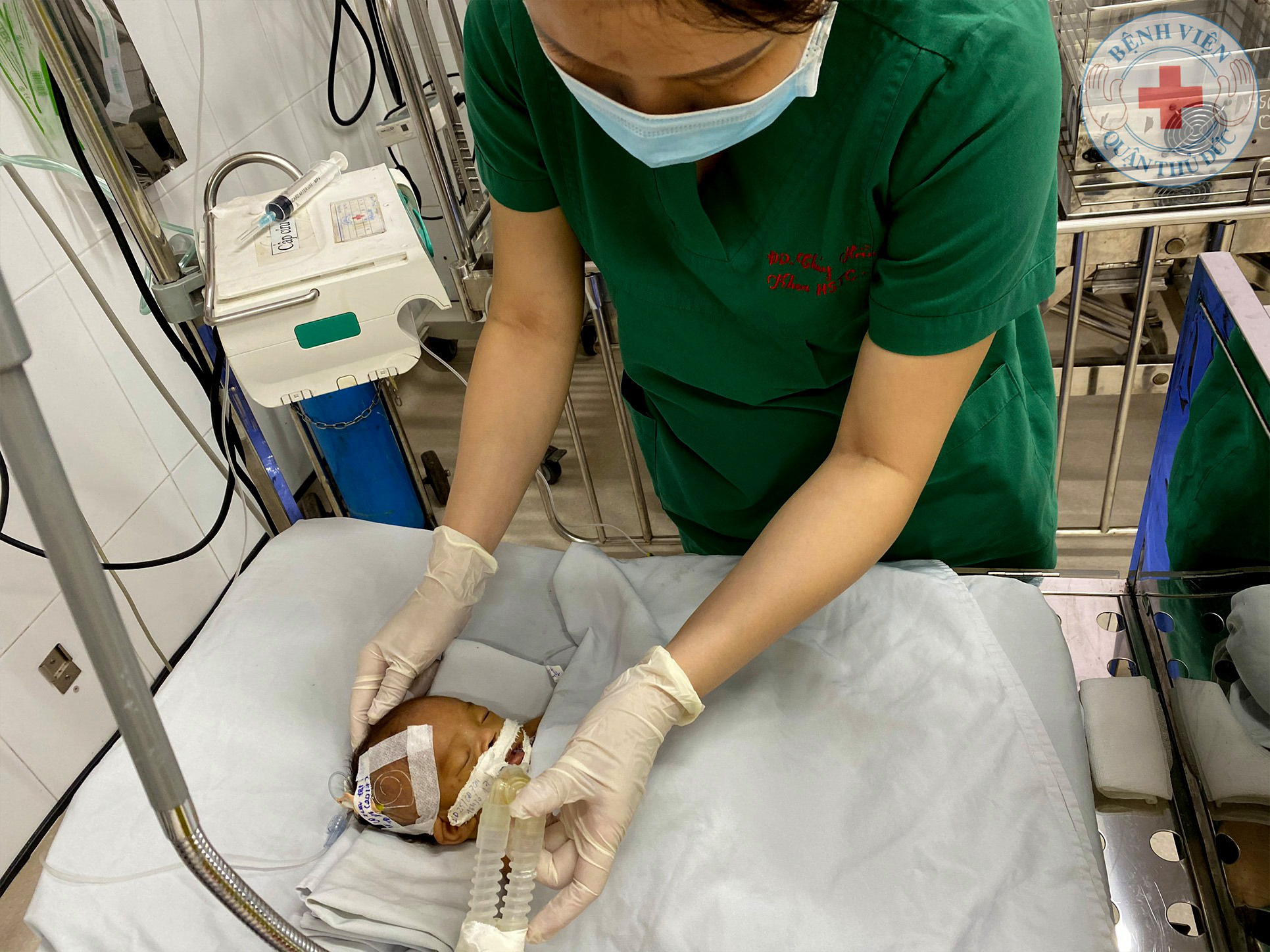 Nhói lòng bé trai sơ sinh bị bỏ rơi trước cổng chùa ở quận Thủ Đức
