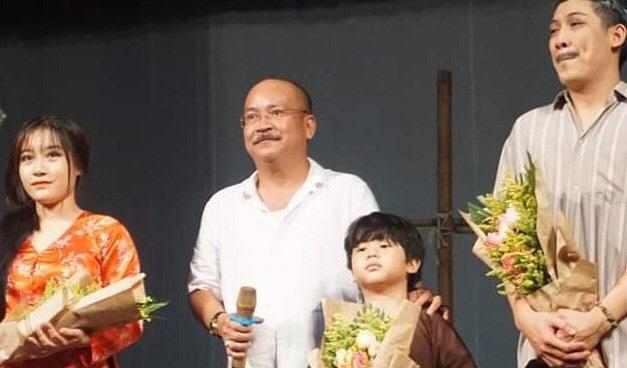 Đưa con trai 5 tuổi lên sân khấu, Hoàng Sơn dốc sức với "Bến đục, bến trong"