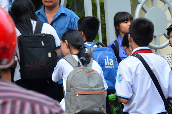 Triển khai chương tr&igrave;nh mới: Lo phải học th&ecirc;m! - Ảnh 1.