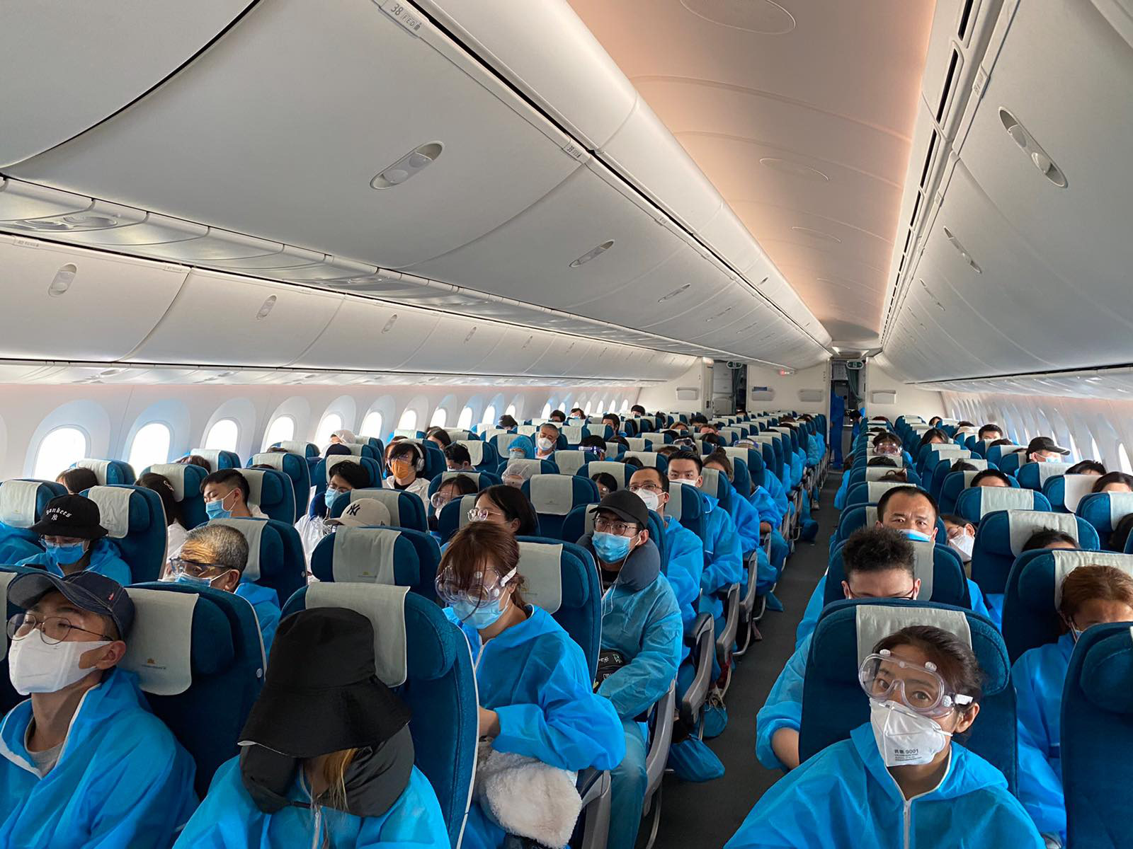 Vietnam Airlines bay chuyến chở khách đầu tiên đến Trung Quốc sau dịch - Ảnh 1.