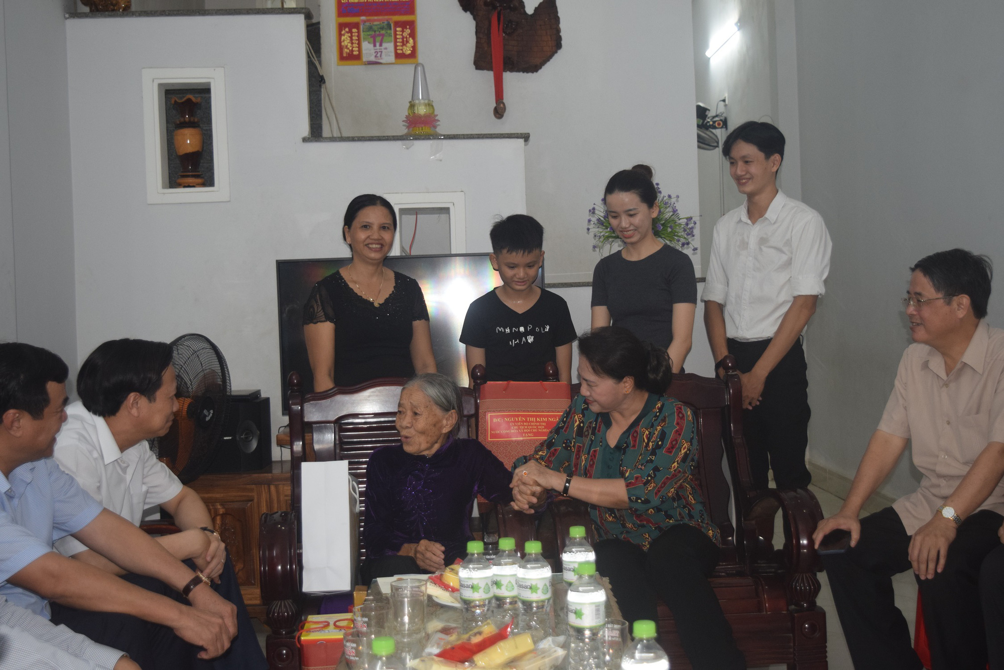 Chủ tịch Quốc hội trao bằng Tổ quốc ghi c&ocirc;ng cho th&acirc;n nh&acirc;n liệt sĩ - Ảnh 5.