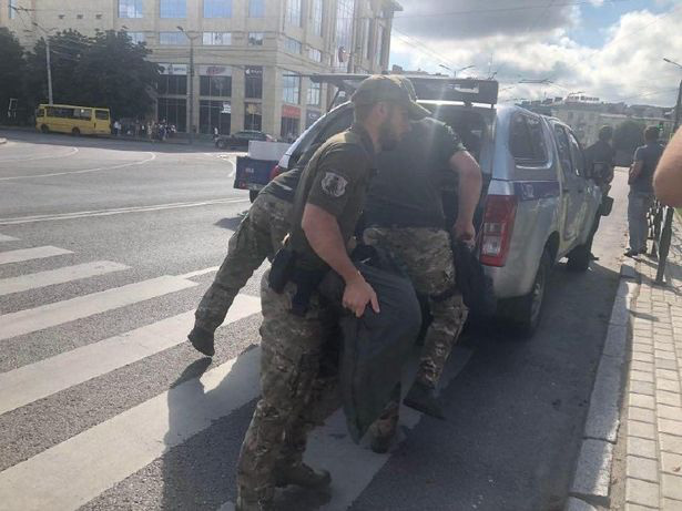 Ukraine: Bắt cóc 20 con tin và dọa nổ tung xe buýt