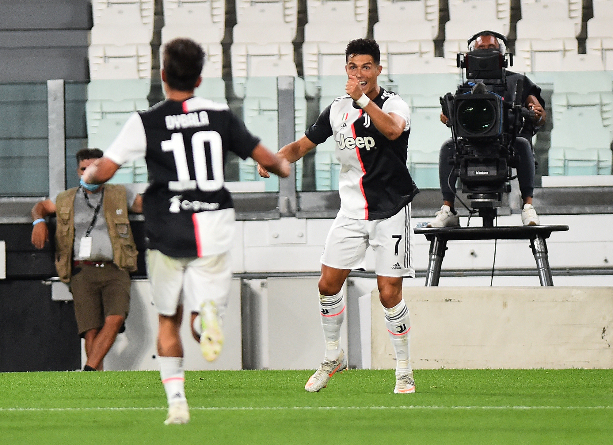 Ronaldo đua gi&agrave;y v&agrave;ng, Juventus tăng tốc đến ng&ocirc;i vương - Ảnh 4.