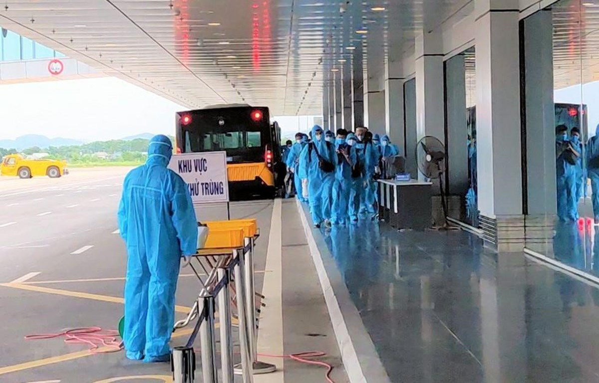 12 người tr&ecirc;n một chuyến nay từ Nga về mắc Covid-19 - Ảnh 2.