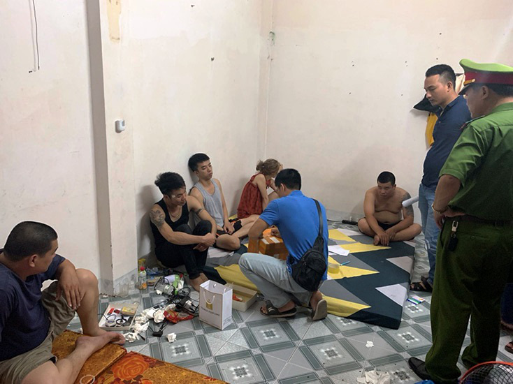 Bắt quả tang 12 giang hồ ph&iacute;a Bắc v&agrave;o Quảng B&igrave;nh h&agrave;nh nghề cho vay nặng l&atilde;i - Ảnh 1.