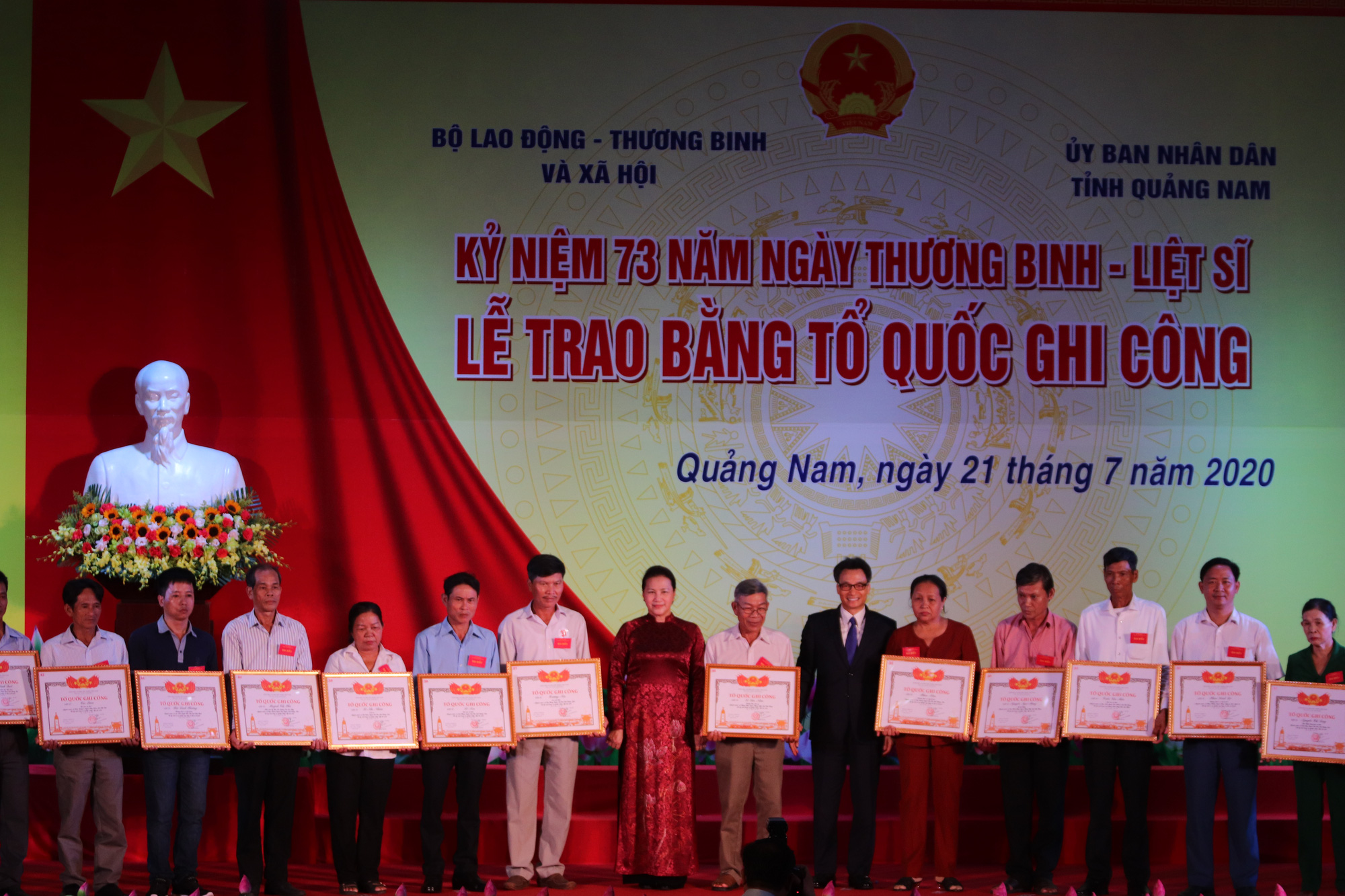 Chủ tịch Quốc hội trao bằng Tổ quốc ghi c&ocirc;ng cho th&acirc;n nh&acirc;n liệt sĩ - Ảnh 1.