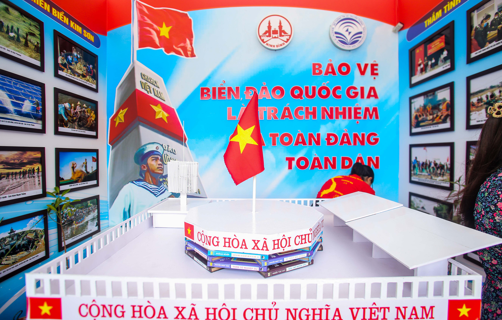 Trưng b&agrave;y 300 bức ảnh về c&ocirc;ng cuộc x&acirc;y dựng, bảo vệ chủ quyền biển, đảo Việt Nam - Ảnh 19.