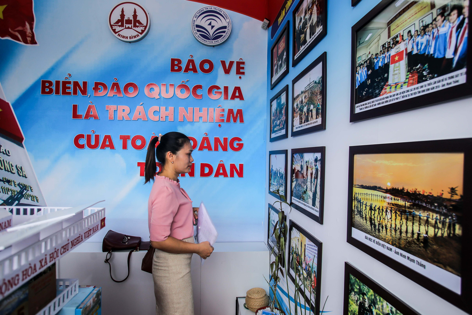 Trưng b&agrave;y 300 bức ảnh về c&ocirc;ng cuộc x&acirc;y dựng, bảo vệ chủ quyền biển, đảo Việt Nam - Ảnh 13.