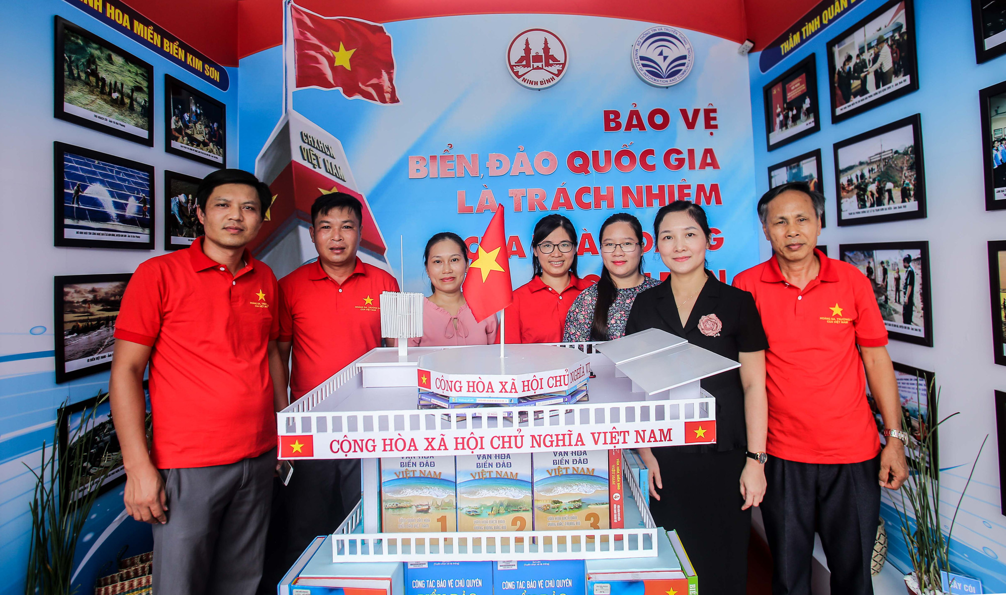 Trưng b&agrave;y 300 bức ảnh về c&ocirc;ng cuộc x&acirc;y dựng, bảo vệ chủ quyền biển, đảo Việt Nam - Ảnh 12.
