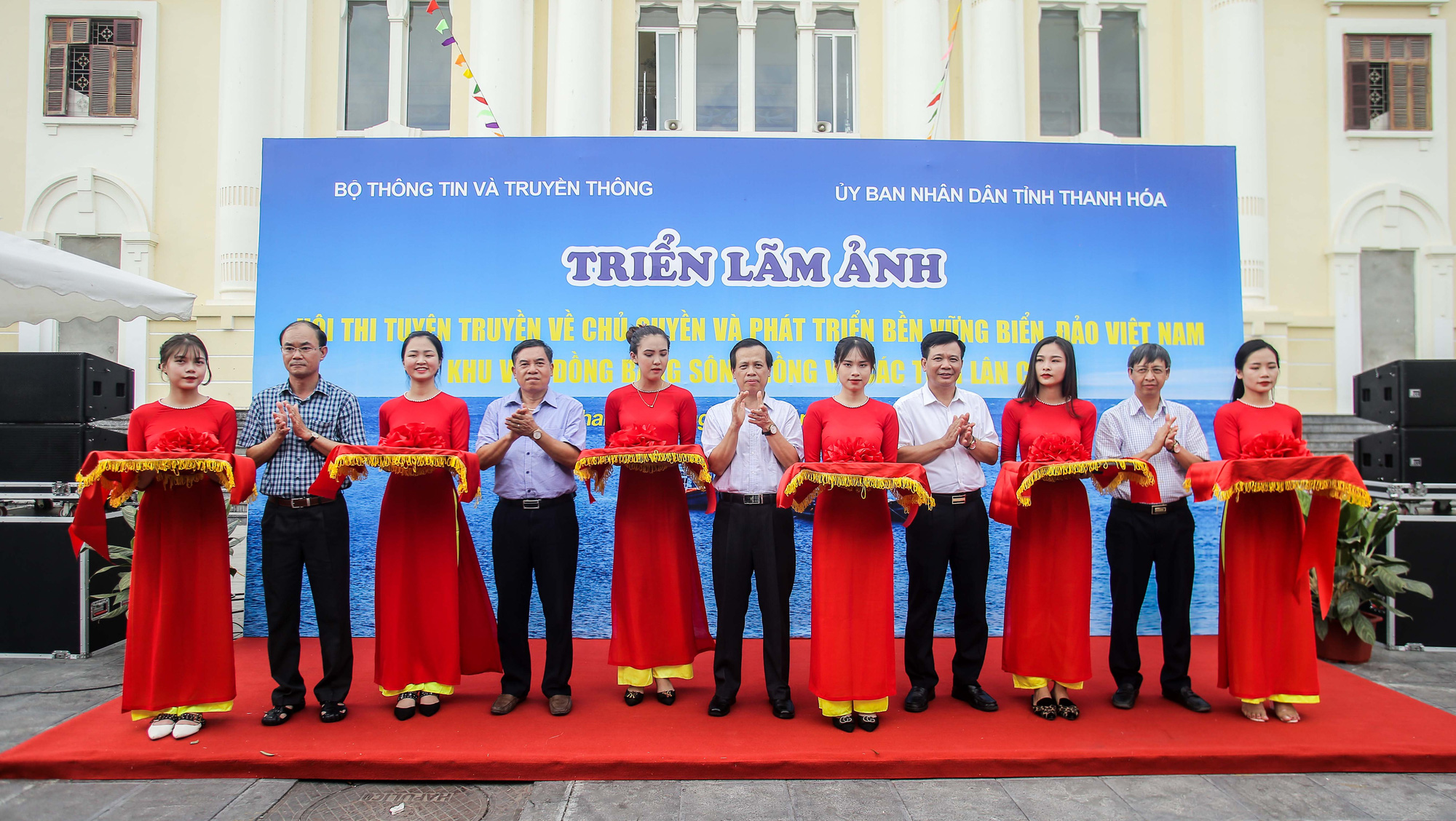 Trưng b&agrave;y 300 bức ảnh về c&ocirc;ng cuộc x&acirc;y dựng, bảo vệ chủ quyền biển, đảo Việt Nam - Ảnh 1.