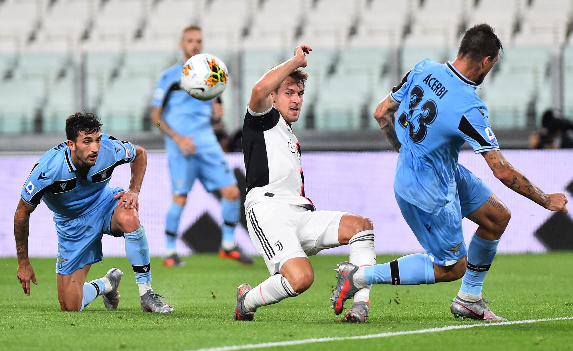 Ronaldo đua gi&agrave;y v&agrave;ng, Juventus tăng tốc đến ng&ocirc;i vương - Ảnh 1.