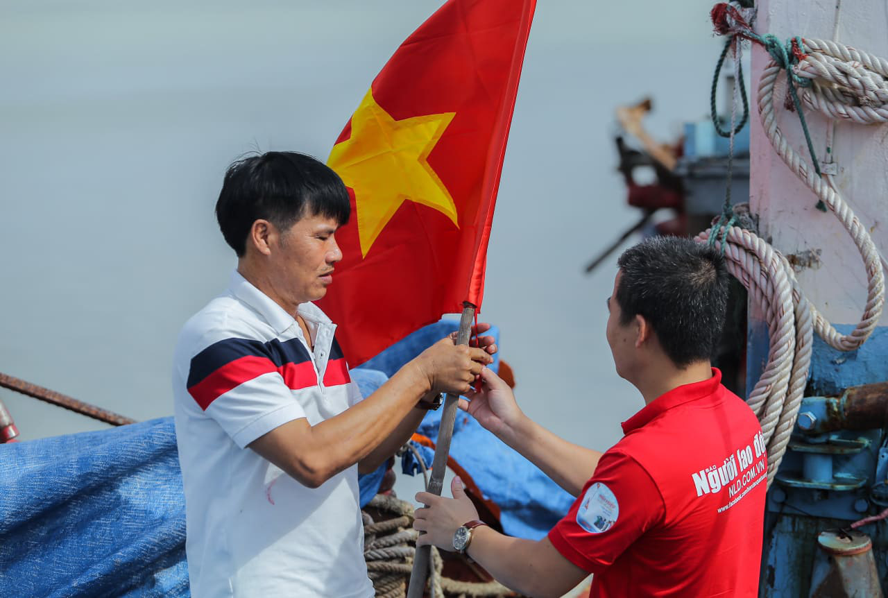 B&aacute;o Người Lao Động trao tặng 2.000 l&aacute; cờ Tổ quốc cho ngư d&acirc;n Thanh H&oacute;a - Ảnh 18.