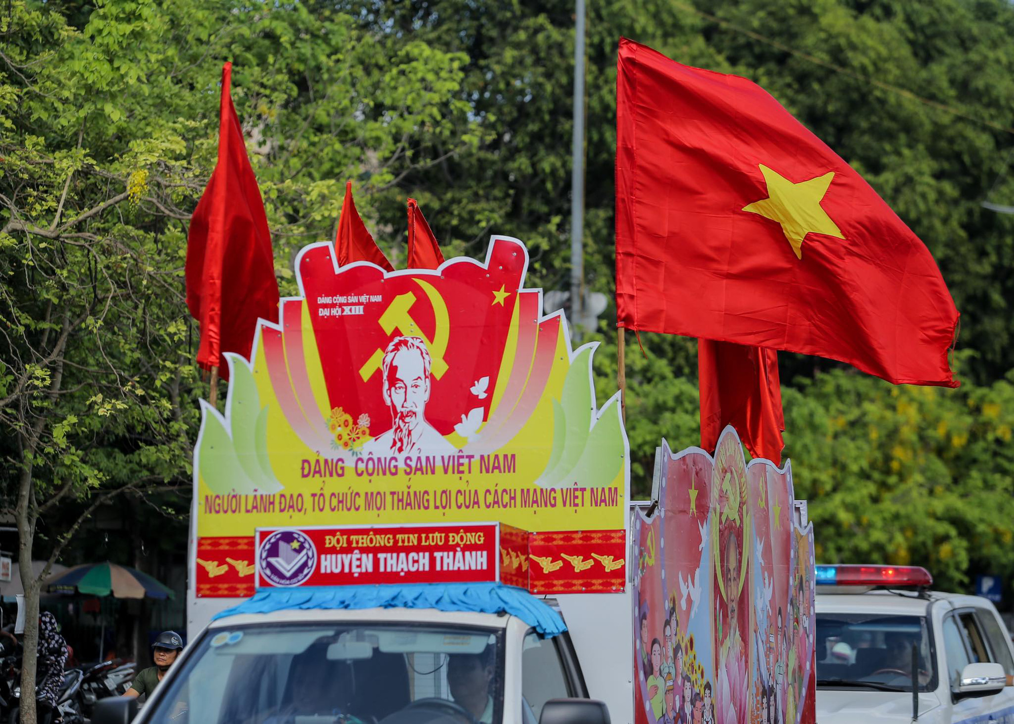 B&aacute;o Người Lao Động trao tặng 2.000 l&aacute; cờ Tổ quốc cho ngư d&acirc;n Thanh H&oacute;a - Ảnh 13.