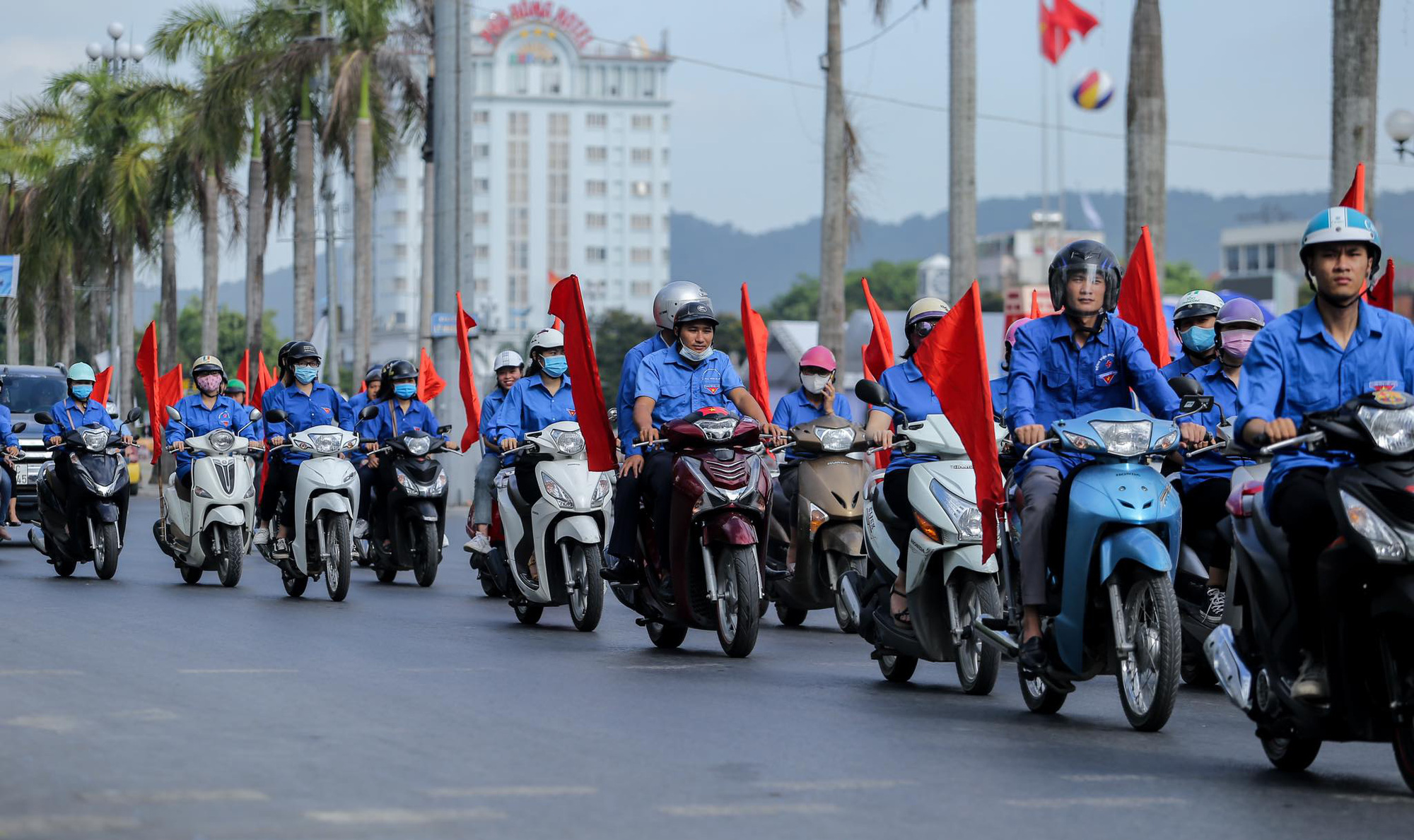 B&aacute;o Người Lao Động trao tặng 2.000 l&aacute; cờ Tổ quốc cho ngư d&acirc;n Thanh H&oacute;a - Ảnh 14.