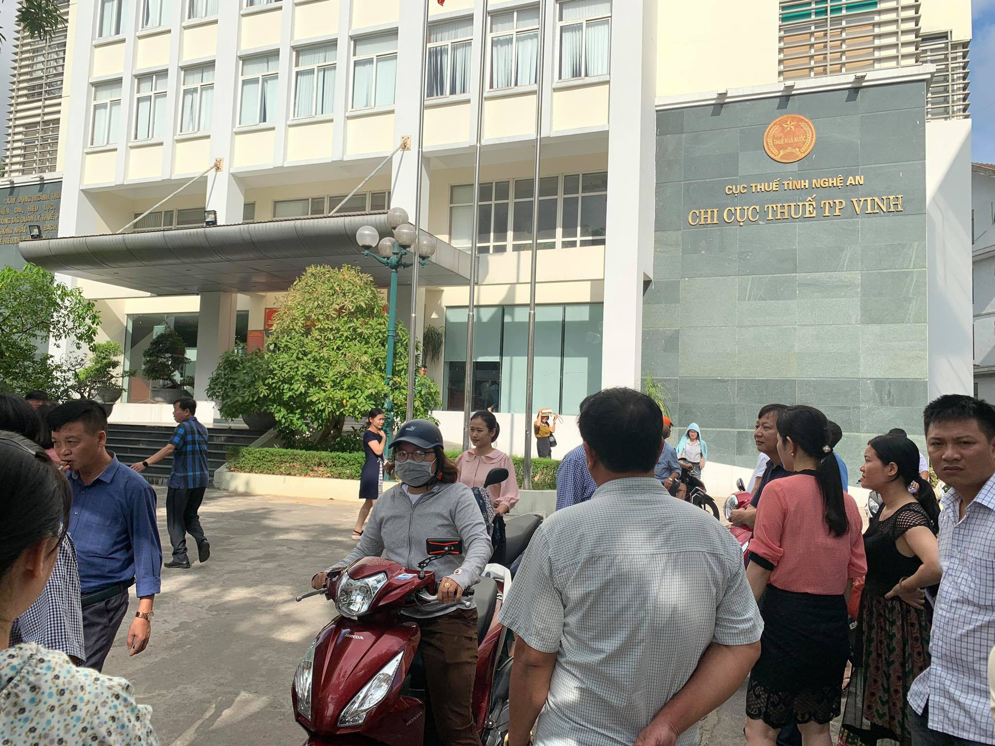 Cháy tại trụ sở Chi cục thuế TP Vinh, hàng trăm người hoảng sợ