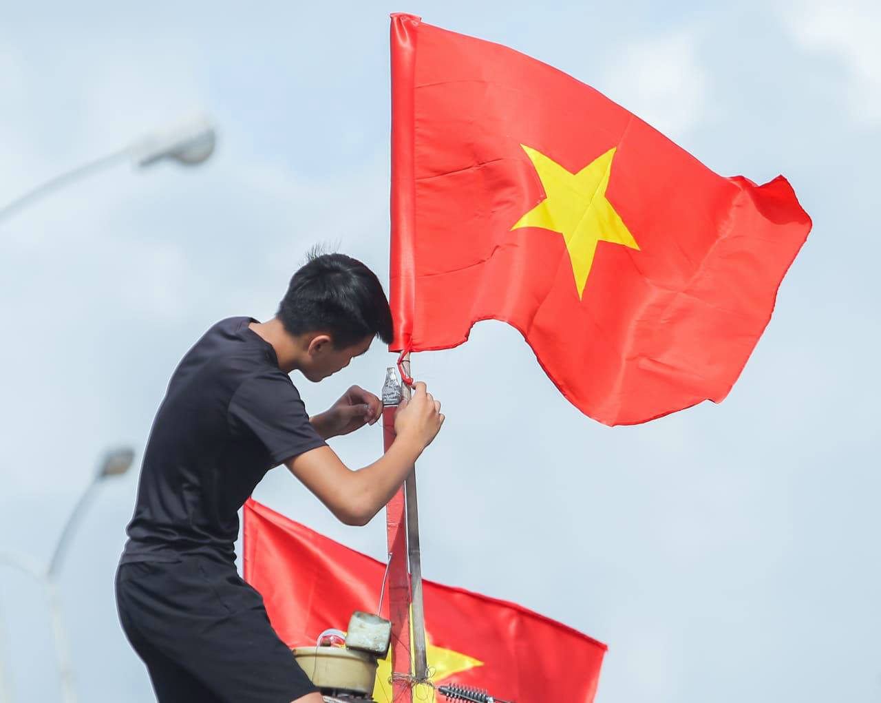 B&aacute;o Người Lao Động trao tặng 2.000 l&aacute; cờ Tổ quốc cho ngư d&acirc;n Thanh H&oacute;a - Ảnh 23.