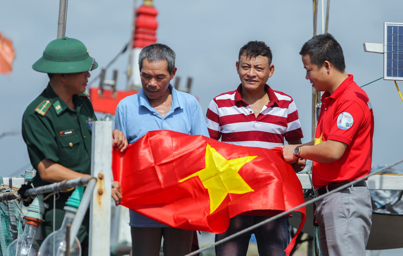 B&aacute;o Người Lao Động trao tặng 2.000 l&aacute; cờ Tổ quốc cho ngư d&acirc;n Thanh H&oacute;a - Ảnh 22.