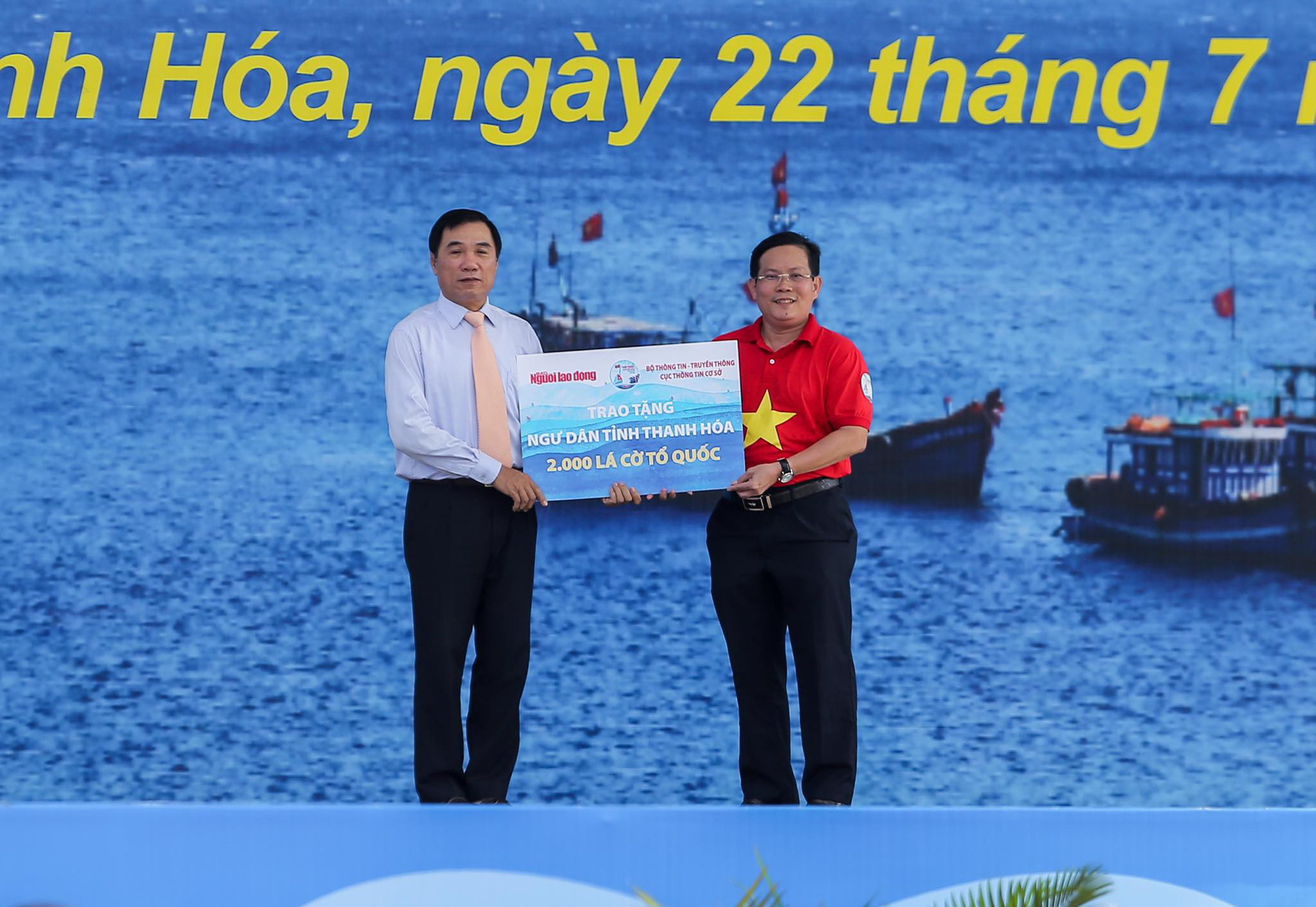 Ngư d&acirc;n Thanh H&oacute;a x&uacute;c động nhận cờ Tổ quốc - Ảnh 3.