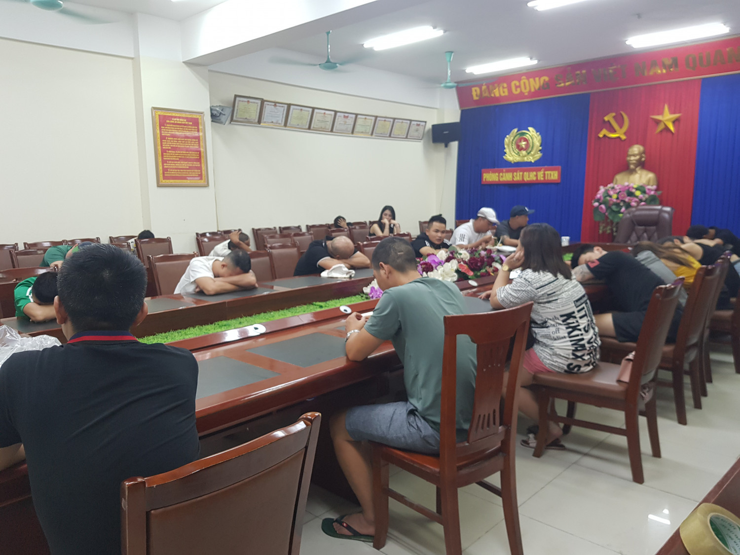 Bắt quả tang 28 "dân chơi" sử dụng ma túy tại quán karaoke