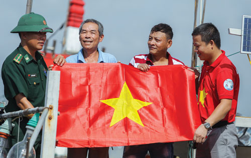 Một triệu lá cờ Tổ quốc cùng ngư dân bám biển: Tiếp sức ngư dân vươn khơi, bám biển - Ảnh 1.