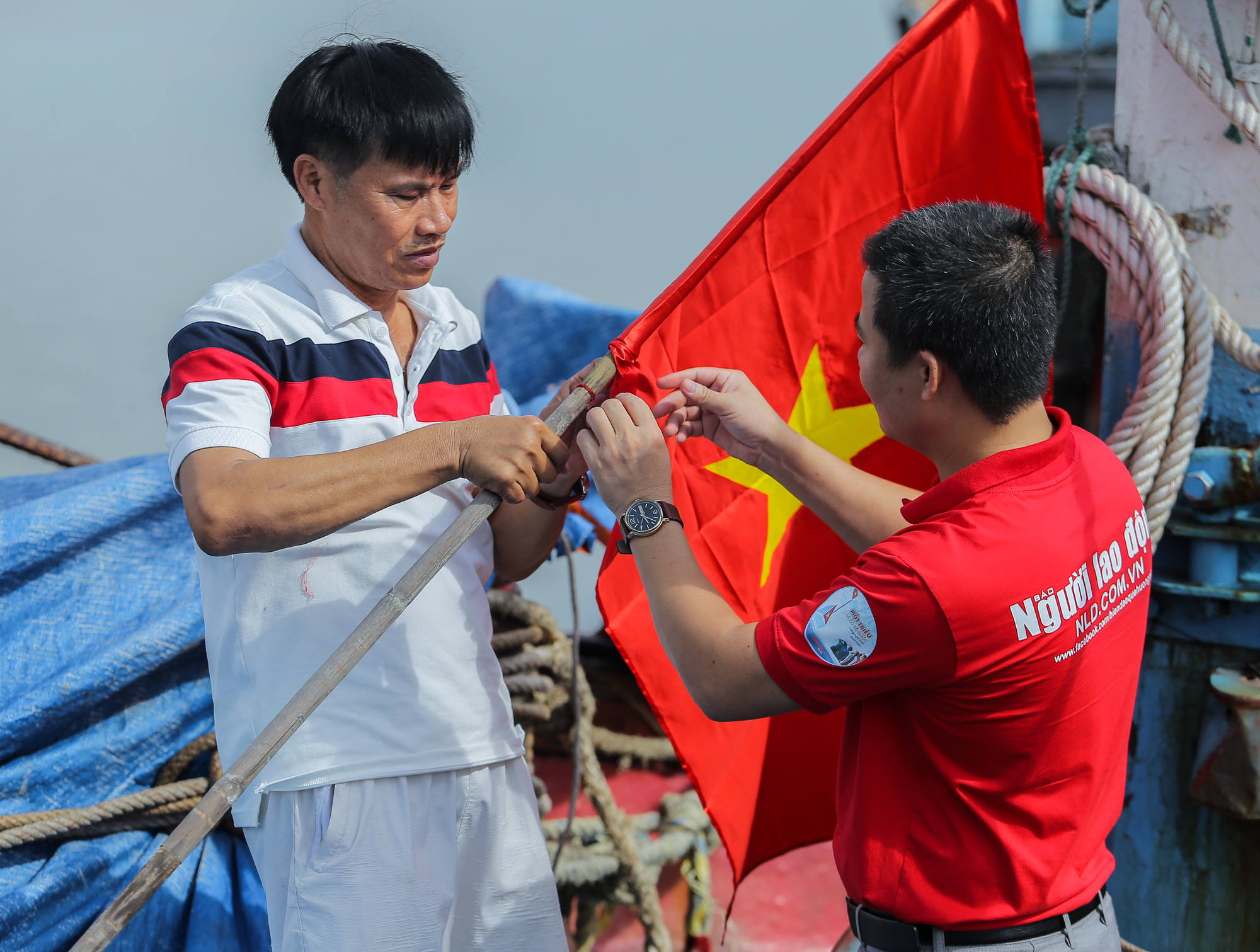 Ngư d&acirc;n Thanh H&oacute;a x&uacute;c động nhận cờ Tổ quốc - Ảnh 16.