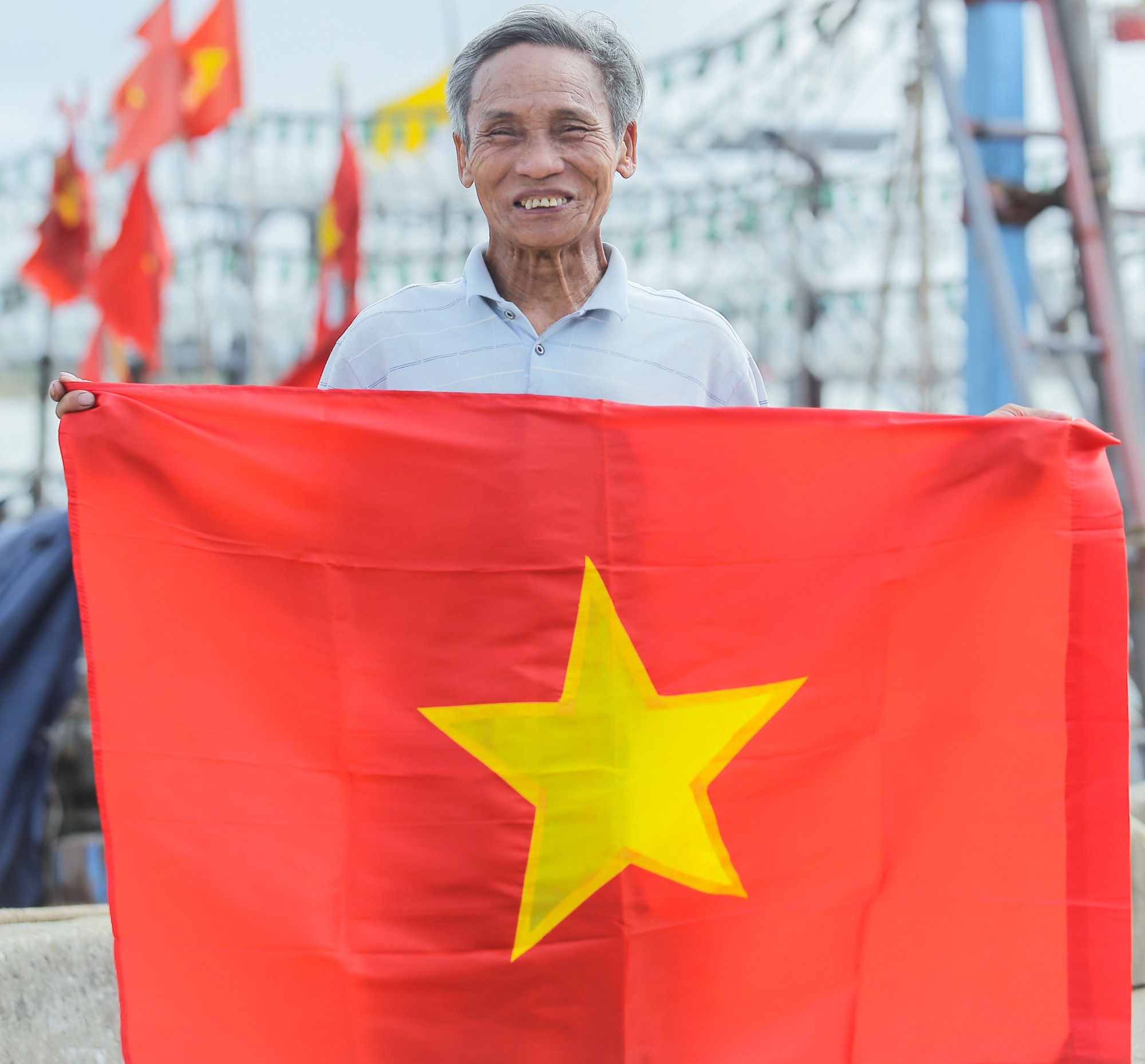 Ngư dân Thanh Hóa xúc động nhận cờ Tổ quốc