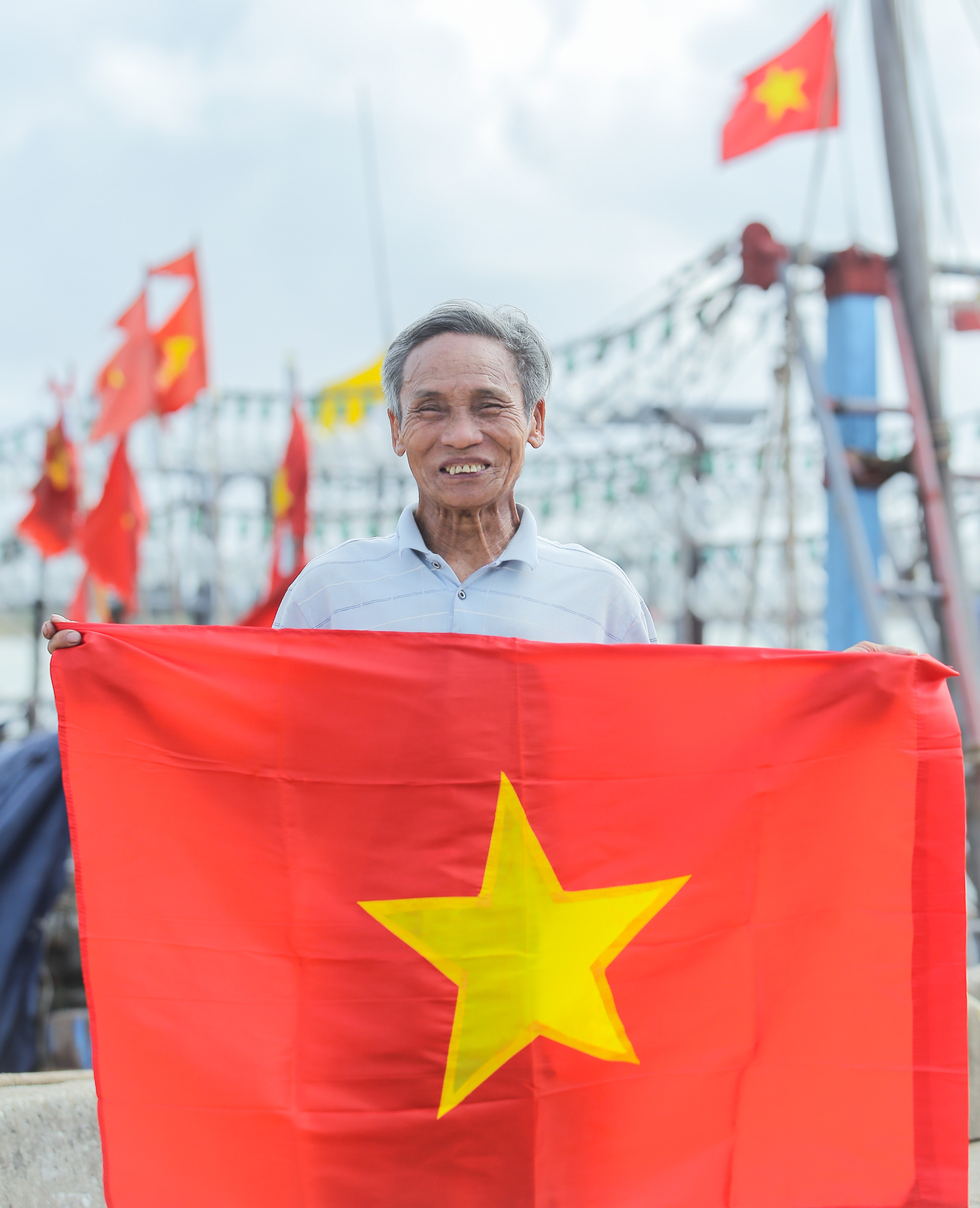 Ngư d&acirc;n Thanh H&oacute;a x&uacute;c động nhận cờ Tổ quốc - Ảnh 11.