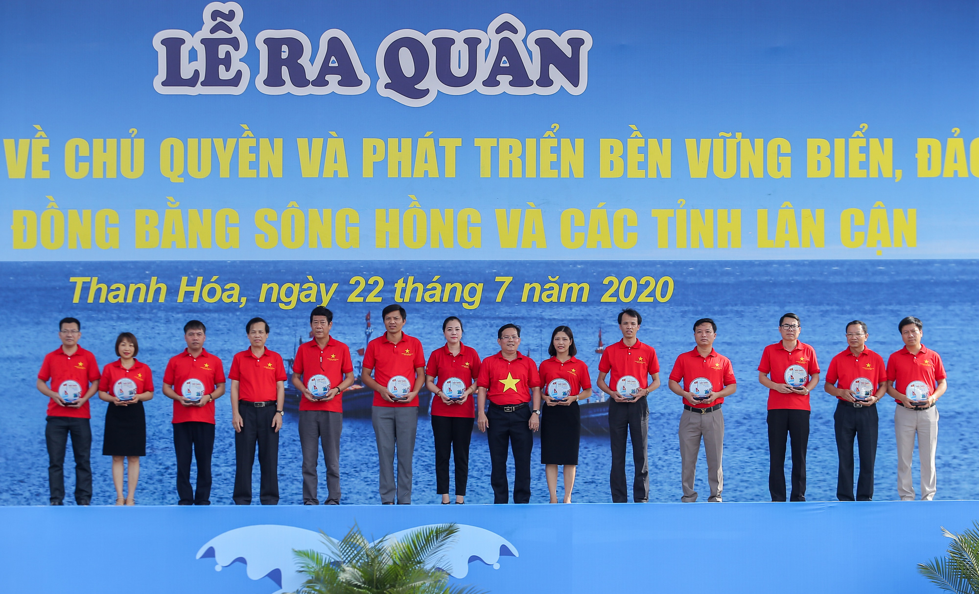 Ngư d&acirc;n Thanh H&oacute;a x&uacute;c động nhận cờ Tổ quốc - Ảnh 6.