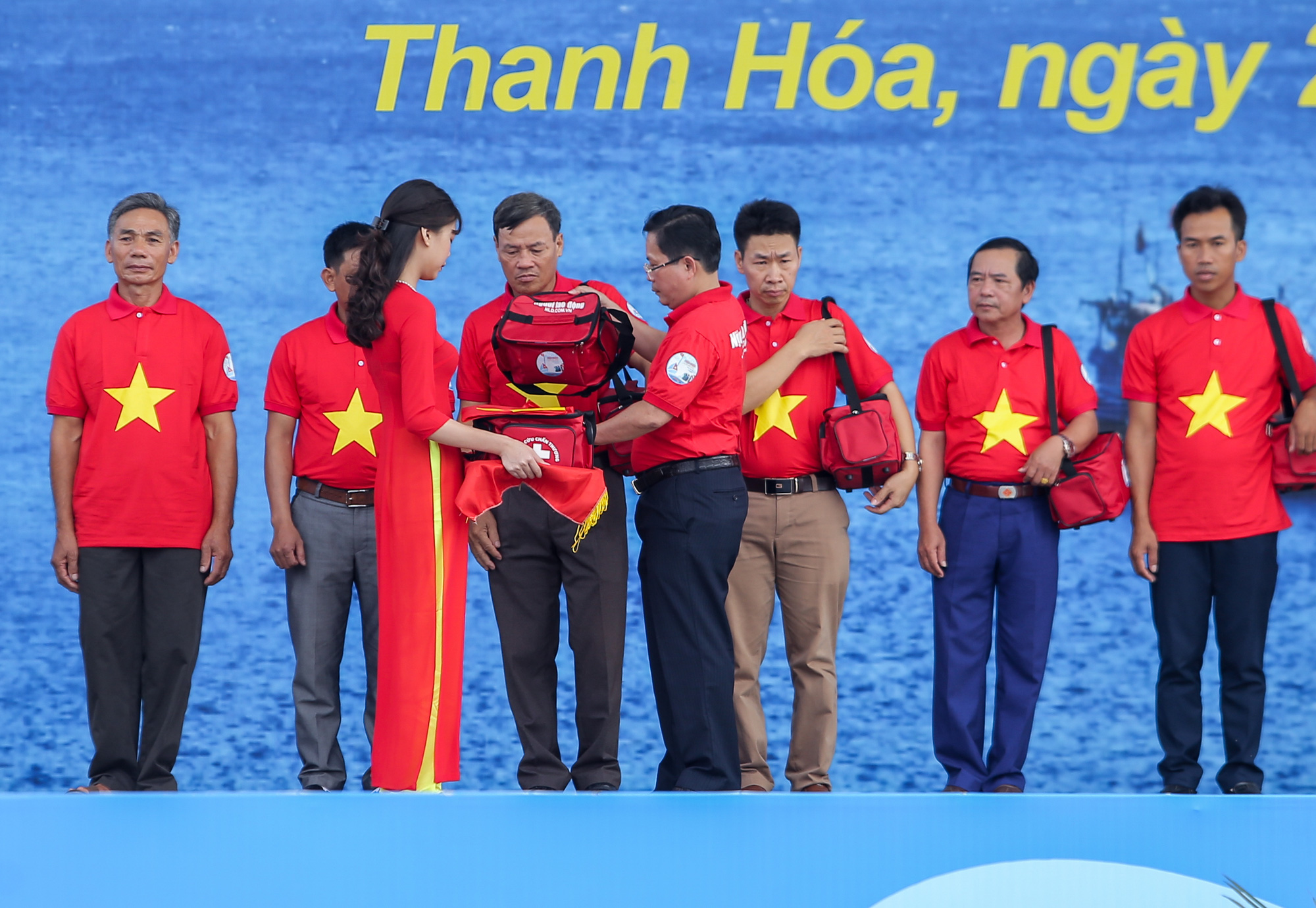 Ngư d&acirc;n Thanh H&oacute;a x&uacute;c động nhận cờ Tổ quốc - Ảnh 5.