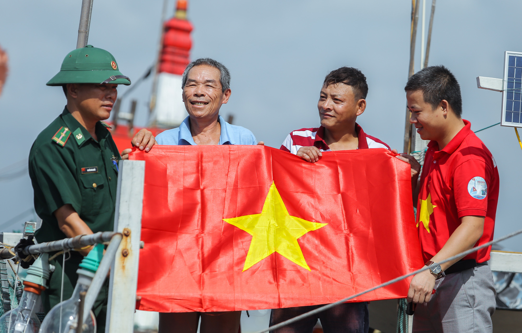 Ngư d&acirc;n Thanh H&oacute;a x&uacute;c động nhận cờ Tổ quốc - Ảnh 14.