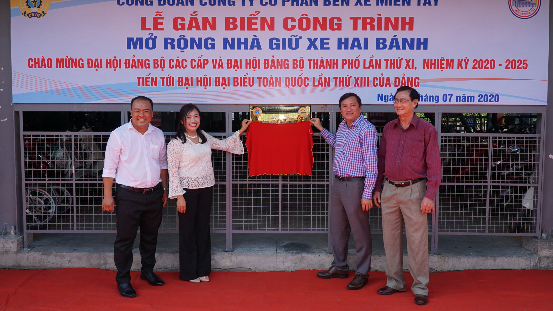 Bến xe Miền T&acirc;y: Gắn biển c&ocirc;ng tr&igrave;nh ch&agrave;o mừng Đại hội Đảng c&aacute;c cấp - Ảnh 1.