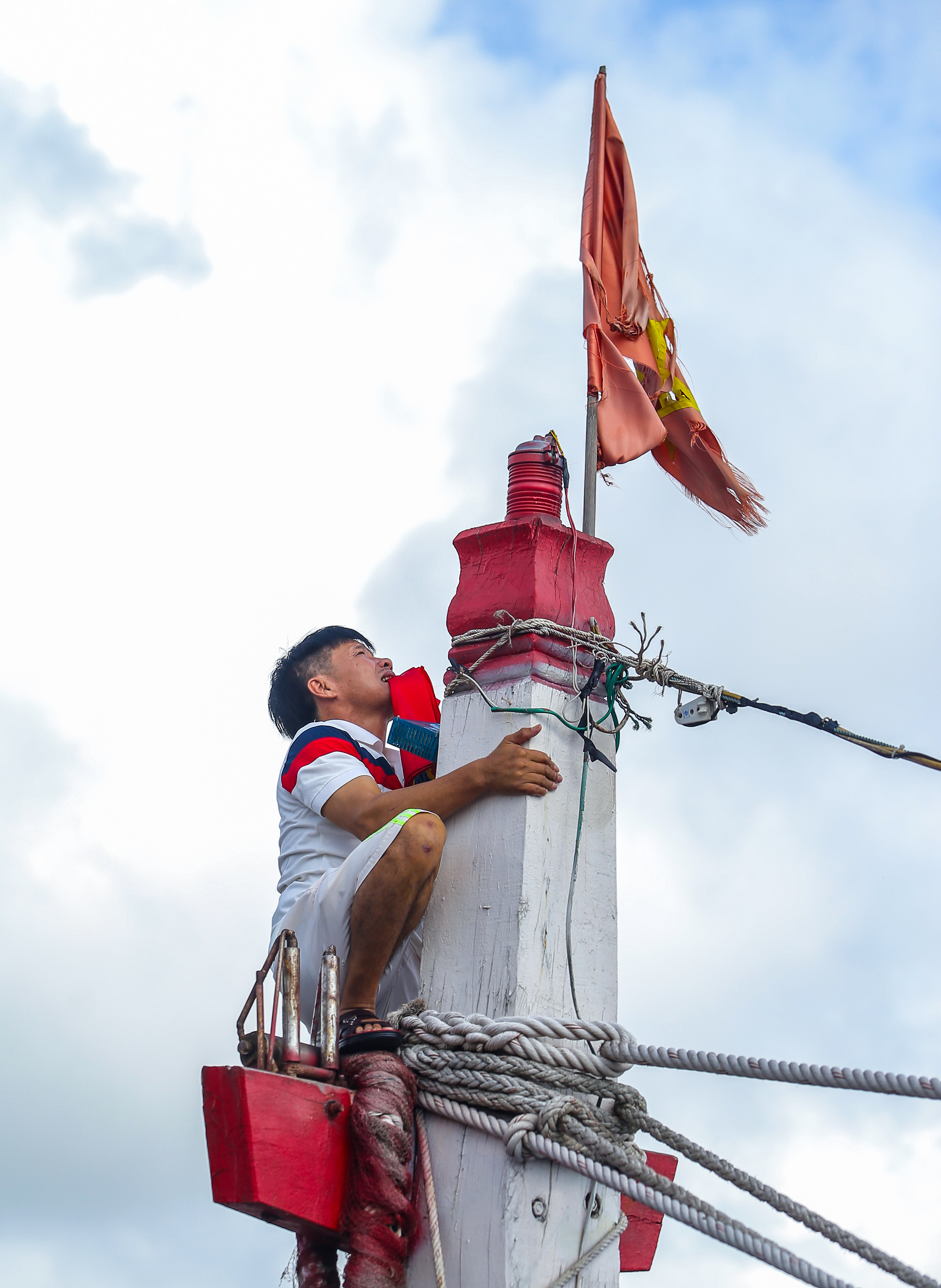 Ngư d&acirc;n Thanh H&oacute;a x&uacute;c động nhận cờ Tổ quốc - Ảnh 15.