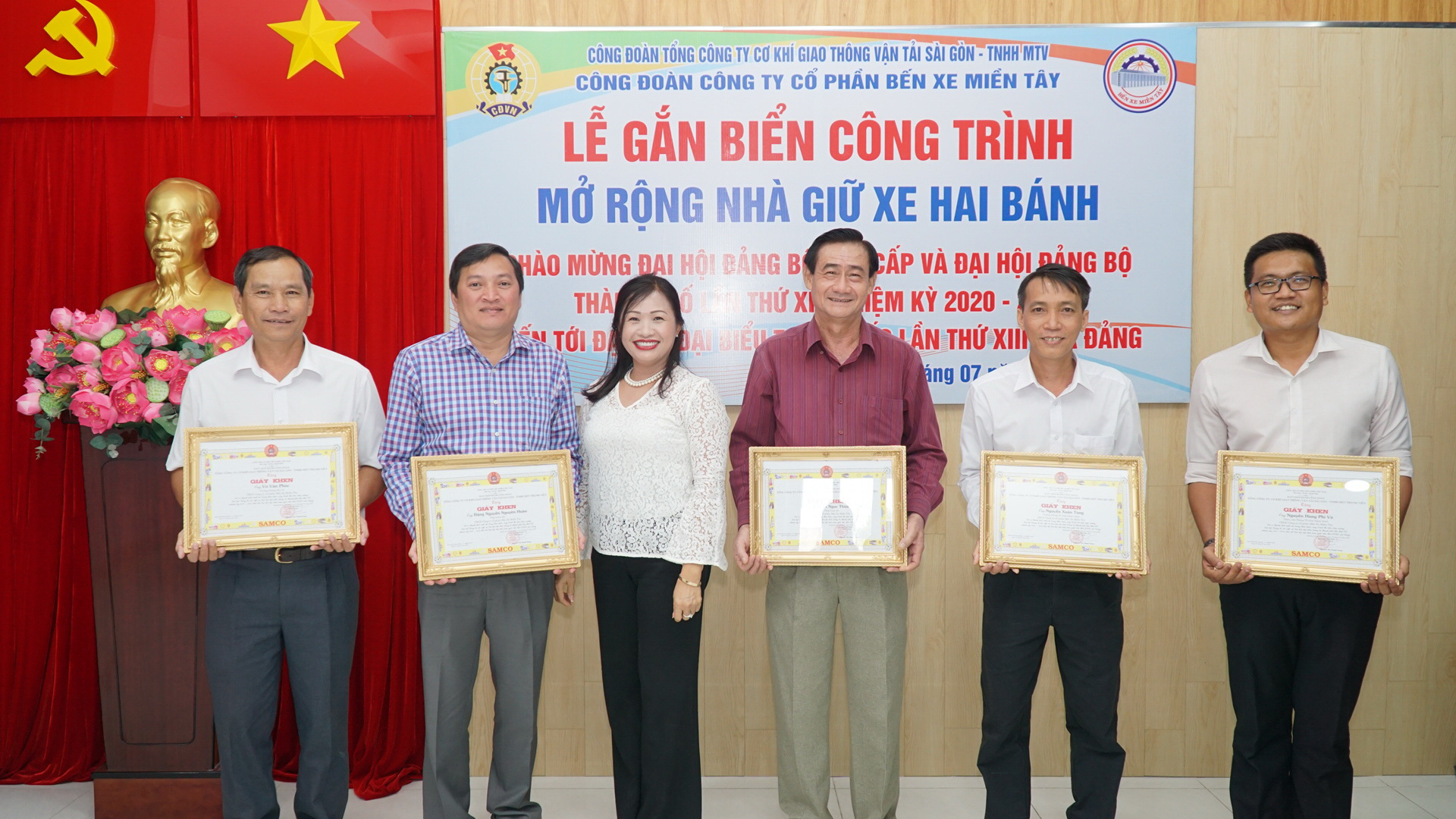 Bến xe Miền T&acirc;y: Gắn biển c&ocirc;ng tr&igrave;nh ch&agrave;o mừng Đại hội Đảng c&aacute;c cấp - Ảnh 2.