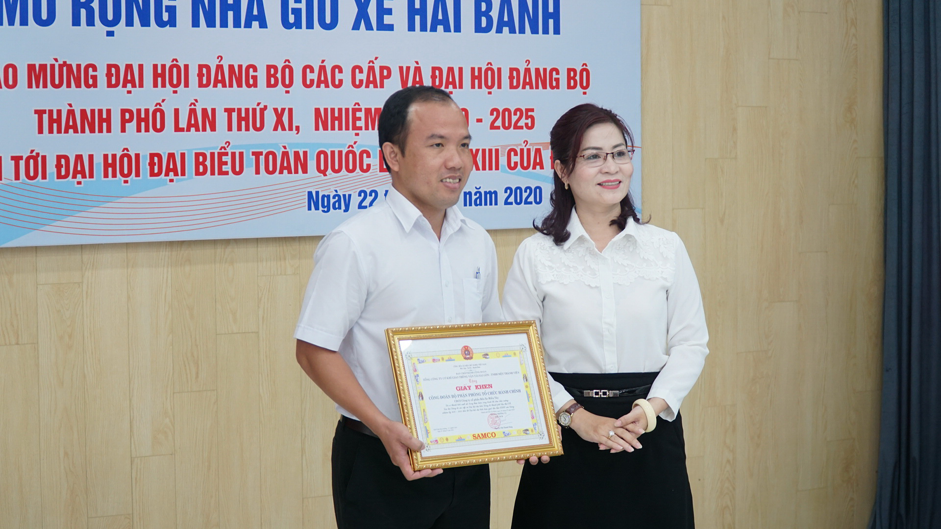 Bến xe Miền T&acirc;y: Gắn biển c&ocirc;ng tr&igrave;nh ch&agrave;o mừng Đại hội Đảng c&aacute;c cấp - Ảnh 3.