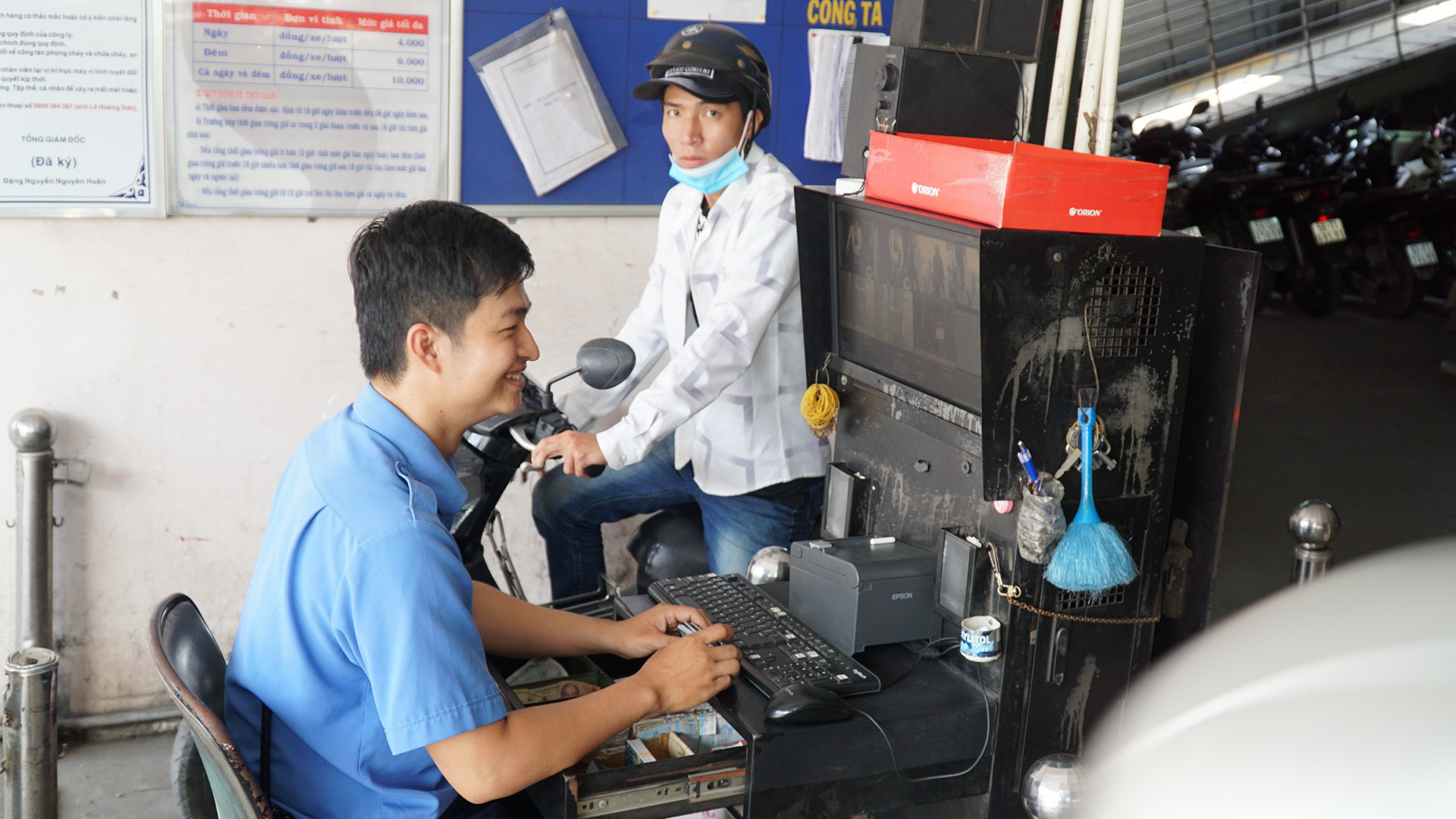 Bến xe Miền T&acirc;y: Gắn biển c&ocirc;ng tr&igrave;nh ch&agrave;o mừng Đại hội Đảng c&aacute;c cấp - Ảnh 4.
