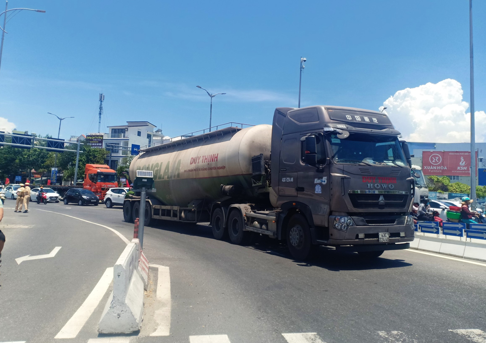 Dừng đ&egrave;n đỏ, một phụ nữ bị xe đầu k&eacute;o t&ocirc;ng đứt l&igrave;a tay ch&acirc;n - Ảnh 1.