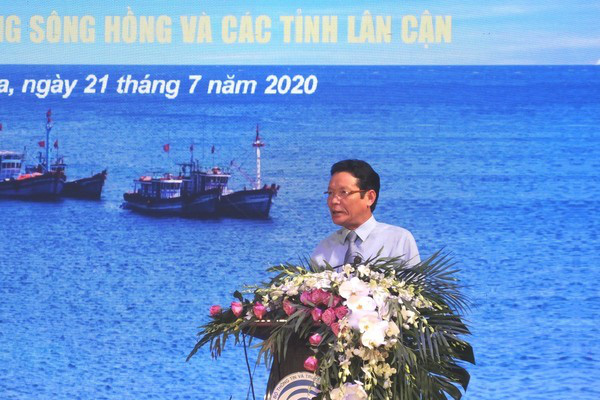 B&aacute;o Người Lao Động trao tặng 2.000 l&aacute; cờ Tổ quốc cho ngư d&acirc;n Thanh H&oacute;a - Ảnh 17.