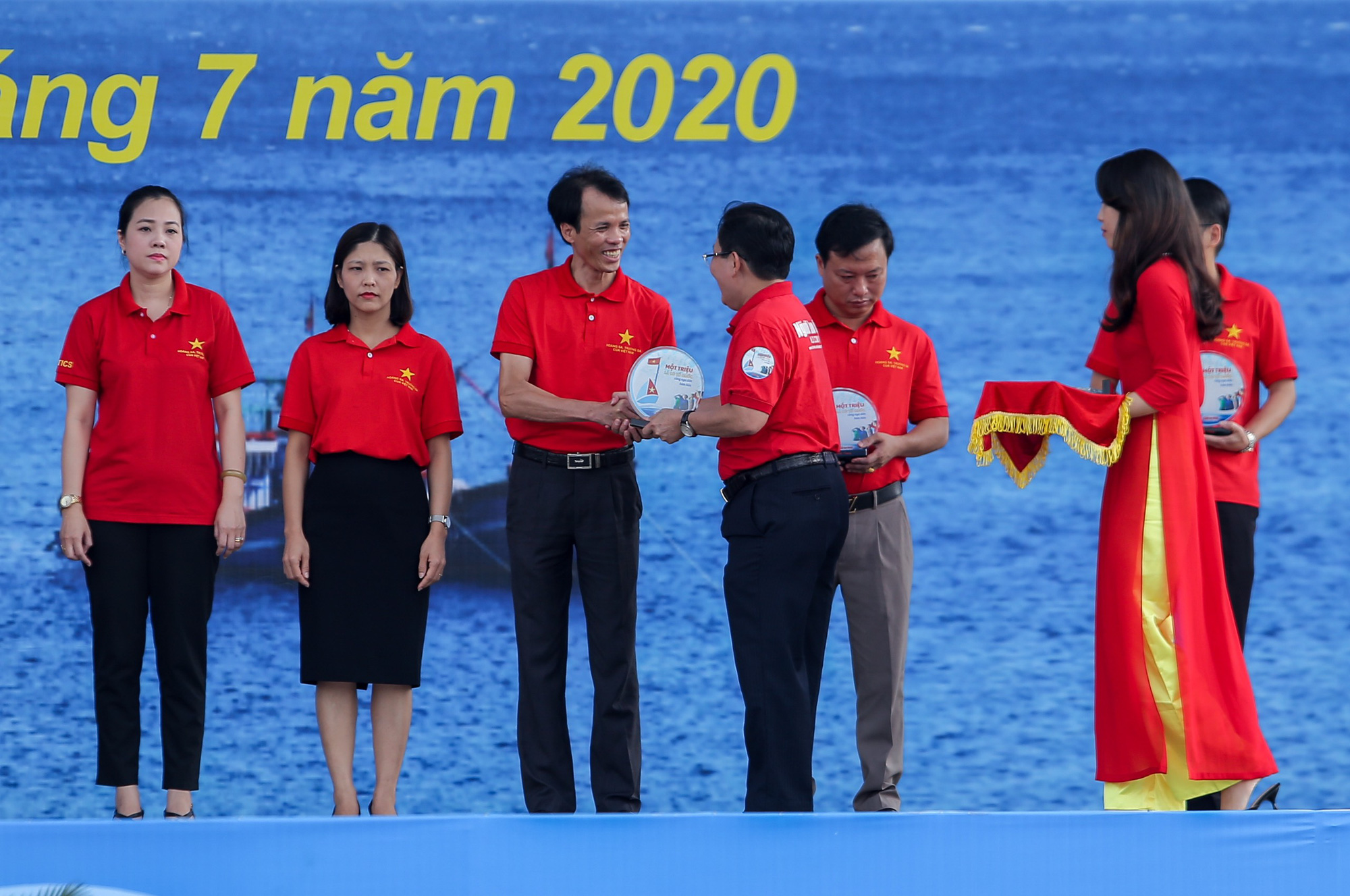B&aacute;o Người Lao Động trao tặng 2.000 l&aacute; cờ Tổ quốc cho ngư d&acirc;n Thanh H&oacute;a - Ảnh 7.